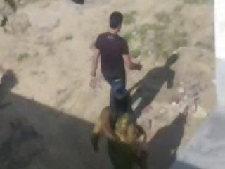 完美的青少年西班牙人骑公鸡